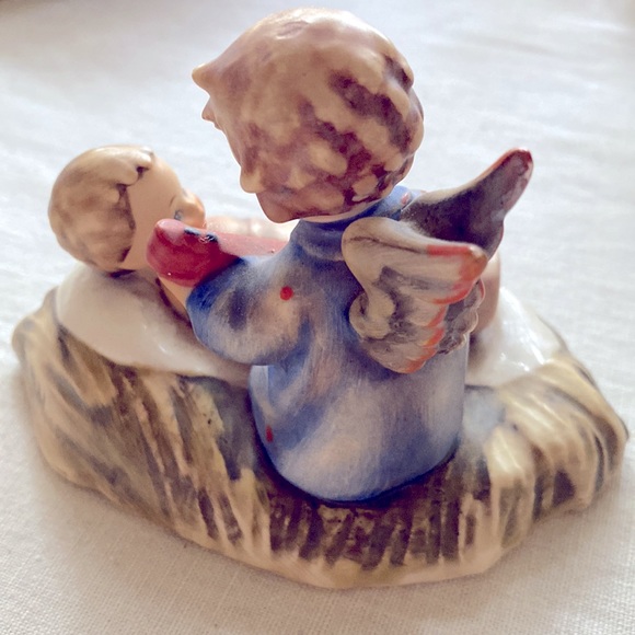 Vintage Hummel Angel playing for Baby Jesus. - Picture 3 of 7